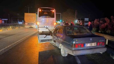 Manavgat ilçesinde bir otomobilin, kırmızı ışıkta bekleyen bir otobüse çarpması