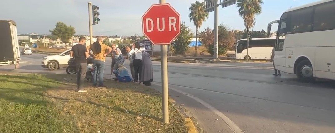 Manavgat ilçesinde meydana gelen trafik kazasında otel servis otobüsü ile