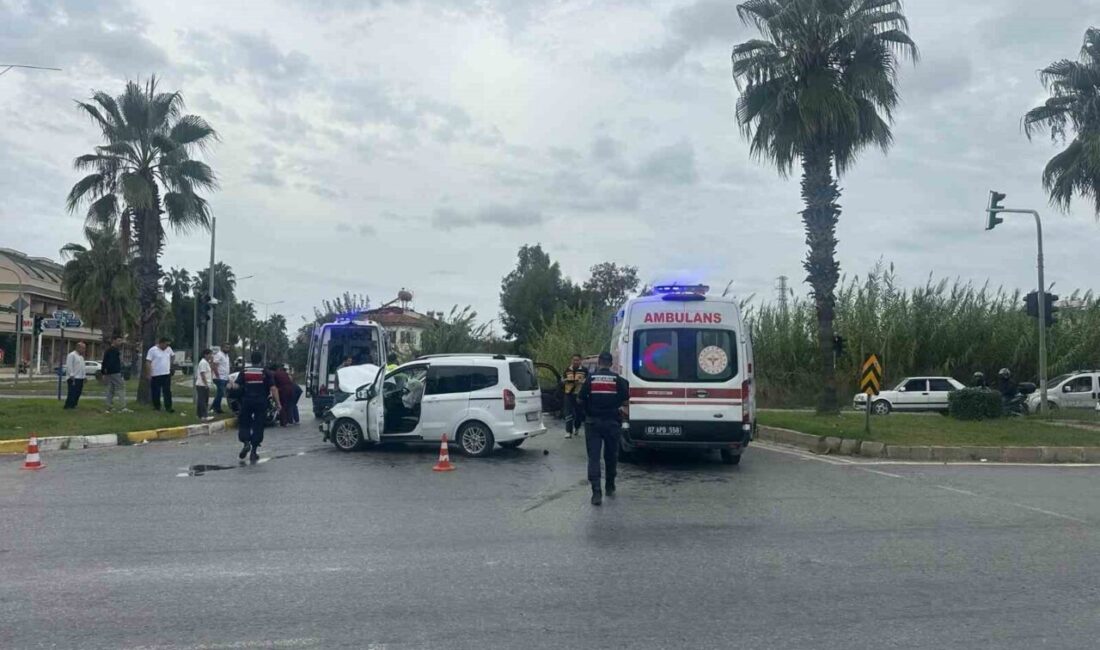 Antalya’nın Manavgat ilçesinde iki otomobilin çarpışması sonucu meydana gelen trafik