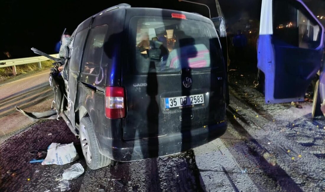 Kula ilçesinde meydana gelen zincirleme trafik kazasında, hafif ticari otomobil
