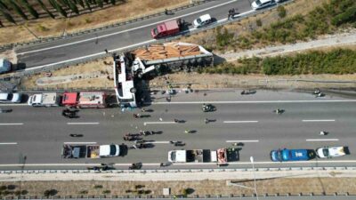 Manisa’nın Akhisar ilçesinde İstanbul Orhangazi-İzmir otoyolunda meydana gelen ve 11