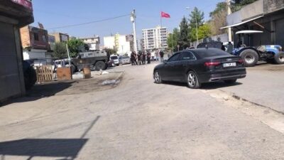 Mardin’in Kızıltepe ilçesinde, Sanayi Mahallesi’ndeki adliye binası önünde iki grup