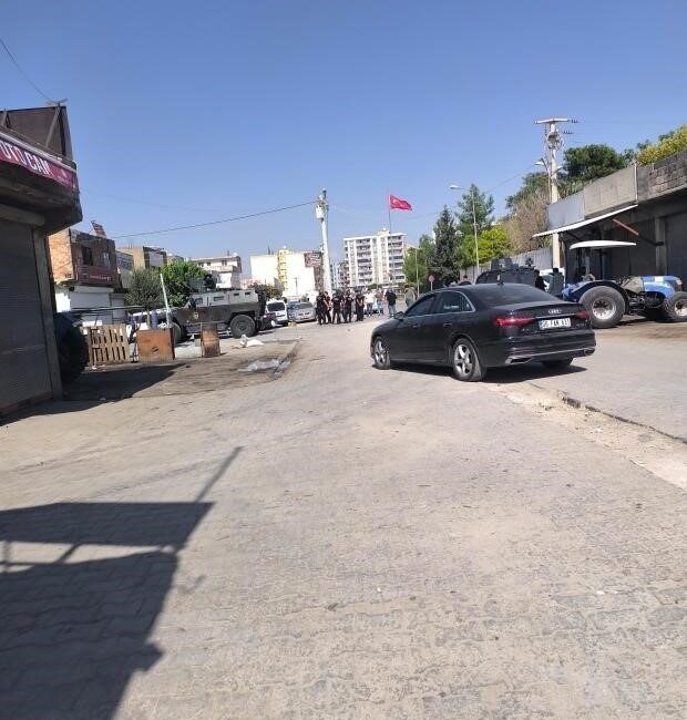 Mardin’in Kızıltepe ilçesinde, Sanayi Mahallesi’ndeki adliye binası önünde iki grup