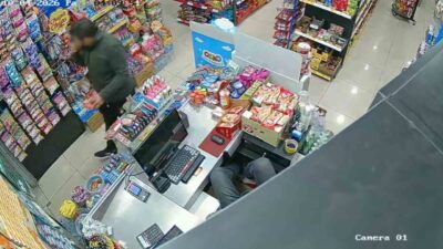 Aksaray’da bir market sahibinin kasada uyuduğu sırada fırsatçı bir kişi,