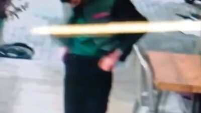 Muğla’nın Marmaris ilçesinde bir butik mağazadan kıyafet hırsızlığı yapan bir