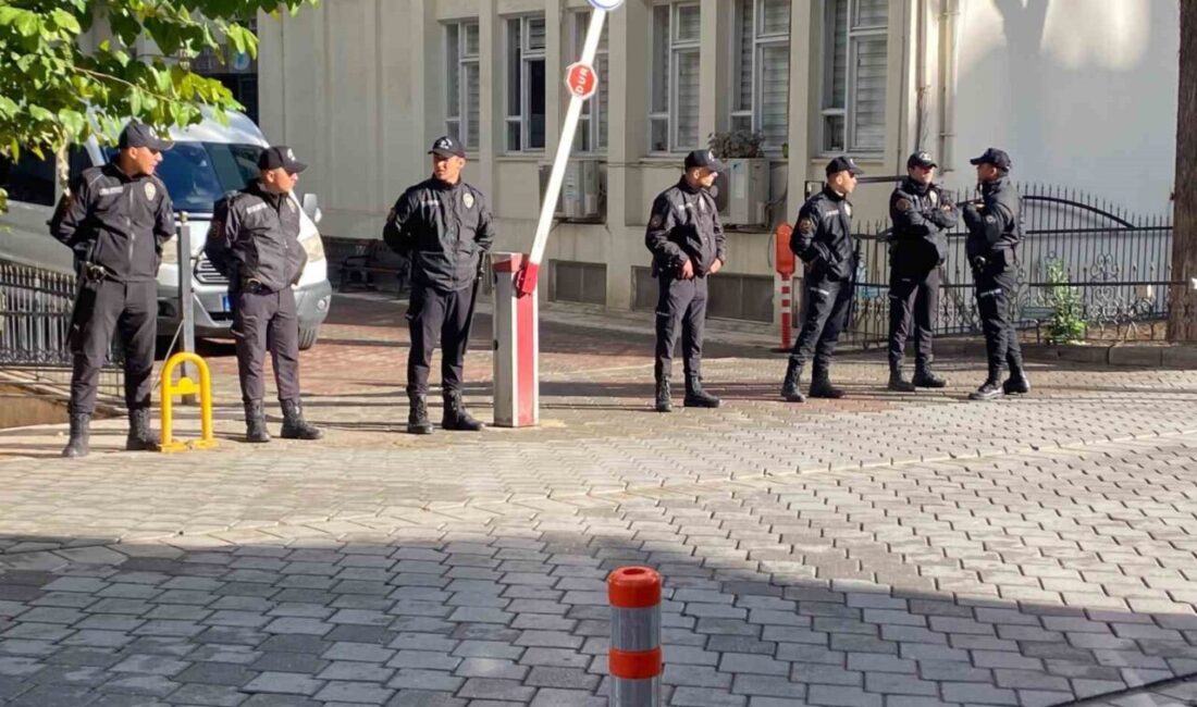 Denizli’de Merkezefendi Belediyesi’ne sabah saatlerinde düzenlenen operasyonla 27 kişi gözaltına