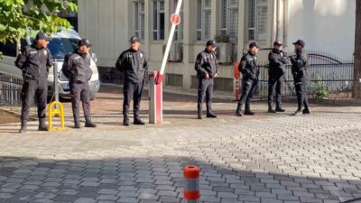 Denizli’de Merkezefendi Belediyesi’ne sabah saatlerinde düzenlenen operasyonla 27 kişi gözaltına