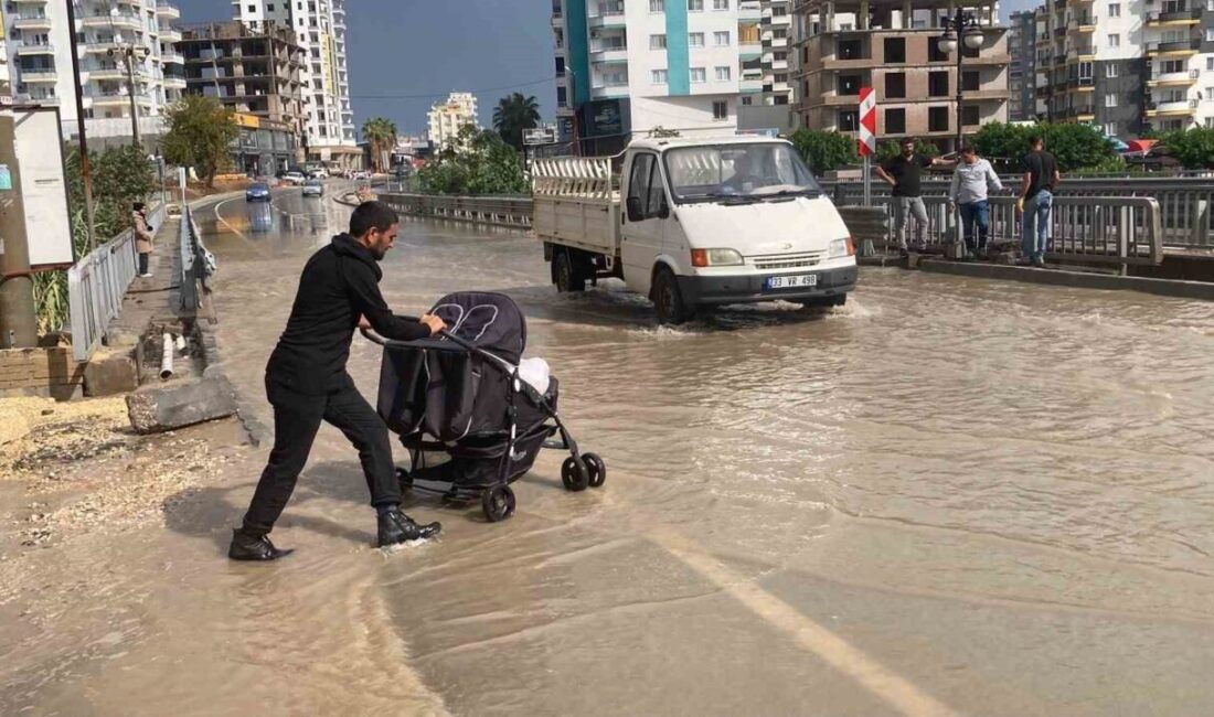 Erdemli ilçesinde meydana gelen şiddetli yağışlar sonucunda yollarda su birikintileri