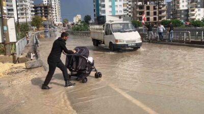 Erdemli ilçesinde meydana gelen şiddetli yağışlar sonucunda yollarda su birikintileri