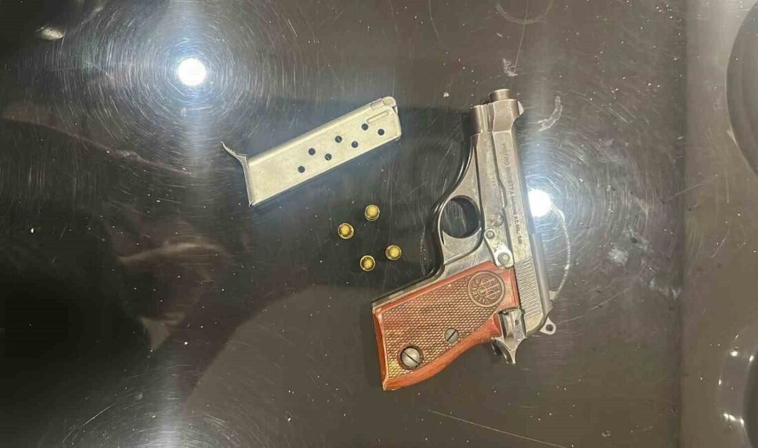 Mersin’in Mut ilçesinde, ahlak polisi tarafından gerçekleştirilen operasyonda gözaltına alınan