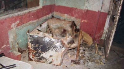 Mersin’de 2007 yılında bir evin bahçesinde üzeri betonla kapatılmış buzdolabının