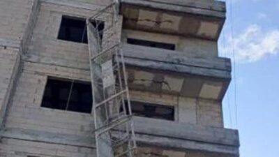 Tarsus ilçesinde bir inşaat projesinde sıva çalışması sırasında iskeleyen düşen