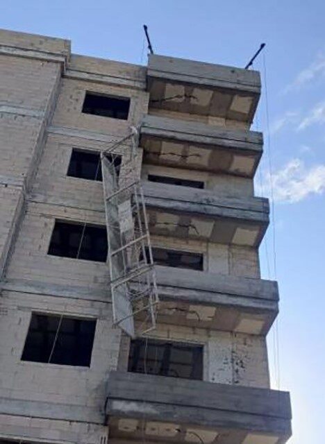 Tarsus ilçesinde bir inşaat projesinde sıva çalışması sırasında iskeleyen düşen
