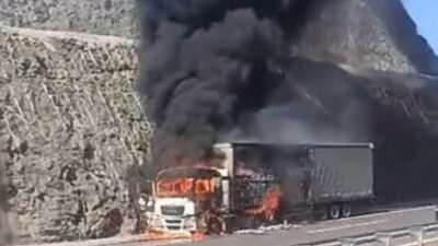 Mersin’in Tarsus ilçesi sınırlarında otoyolda meydana gelen tır yangınları, iki
