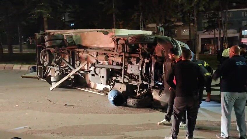 Amasya’nın Merzifon ilçesinde kamyonet ile otomobilin çarpışması sonucu meydana gelen
