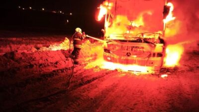 Hatay’da seyir halindeyken alevlerle kaplanan bir yolcu otobüsü tamamen kullanılamaz