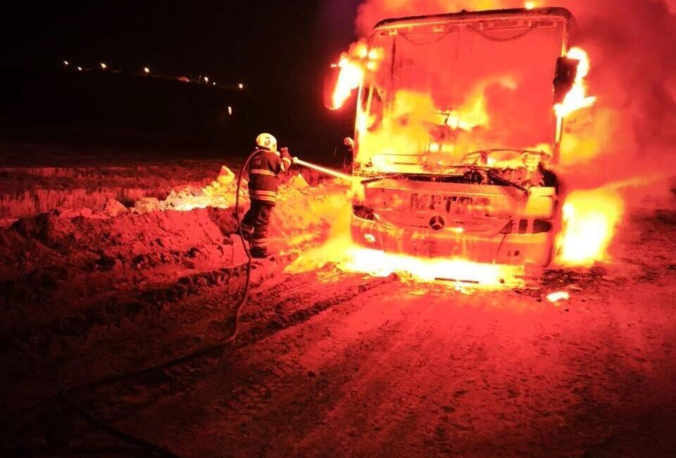 Hatay’da seyir halindeyken alevlerle kaplanan bir yolcu otobüsü tamamen kullanılamaz