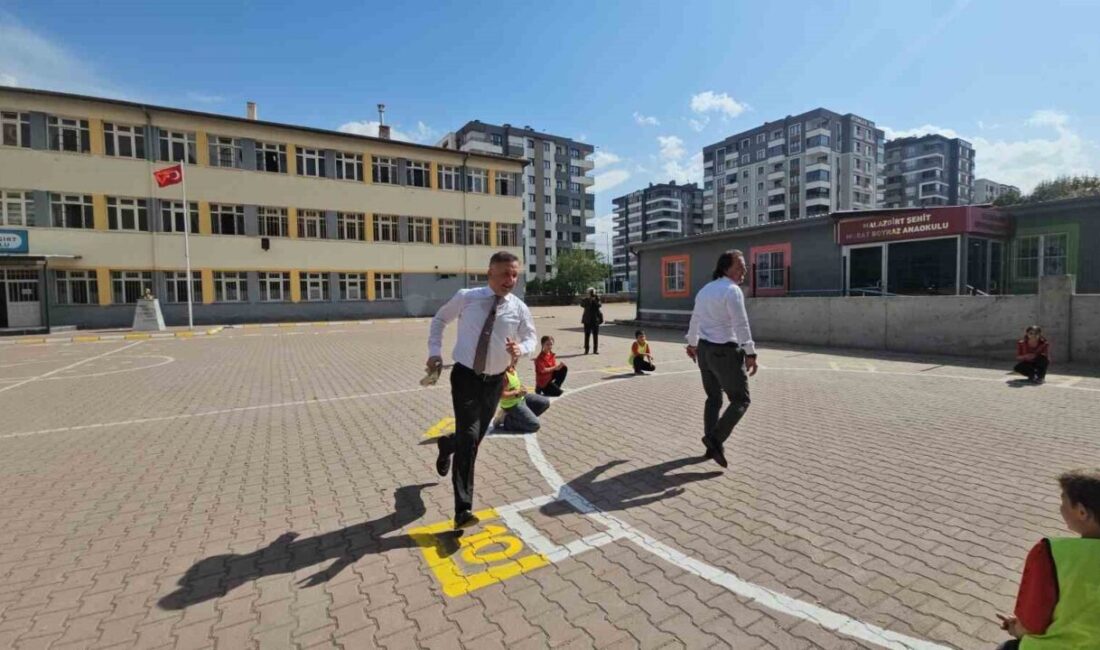 İl Milli Eğitim Müdürü Coşkun Esen, Melikgazi ilçesinde bulunan Malazgirt
