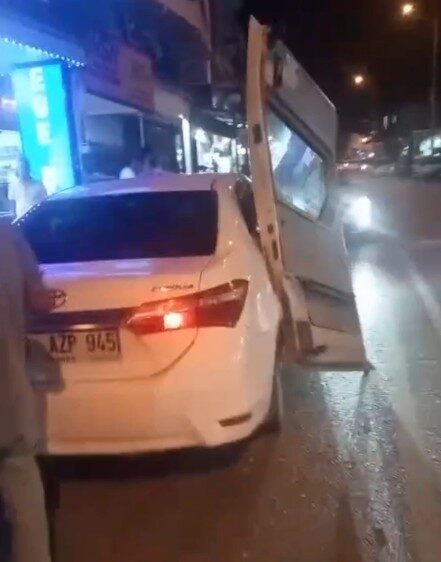 Mersin’de meydana gelen bir kaza sonucunda bir minibüsün kapısının, bir