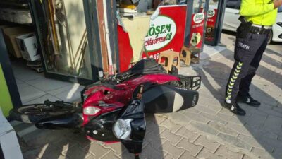 Adıyaman’da bir motosikletin kontrolden çıkarak çiğköfte işletmesinin önünde bulunan bir
