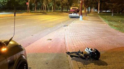 Kayseri’nin Melikgazi ilçesinde bir motosiklet sürücüsü, önce bir otomobile ardından