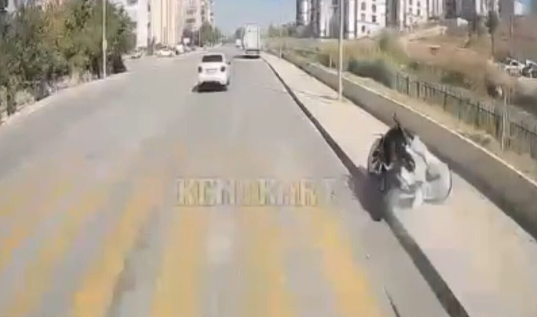 Edirne’de bir motosikletin midibüsü geçmeye çalışırken kontrolünü kaybetmesi sonucu kaldırıma
