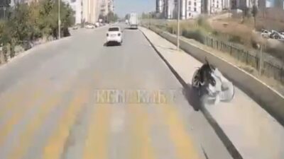 Edirne’de bir motosikletin midibüsü geçmeye çalışırken kontrolünü kaybetmesi sonucu kaldırıma