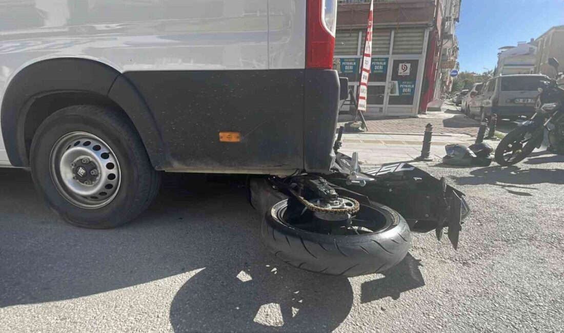 Karaman’da kontrolden çıkarak devrilen motosiklet, yaklaşık 20 metre sürüklendikten sonra