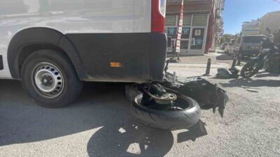 Karaman’da kontrolden çıkarak devrilen motosiklet, yaklaşık 20 metre sürüklendikten sonra