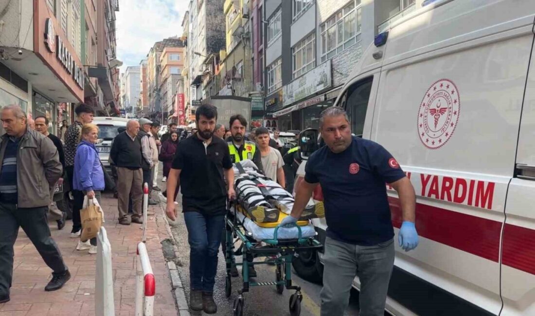 Samsun’da, bir kuryenin motosikletini park etmek için durduktan sonra bir