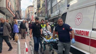 Samsun’da, bir kuryenin motosikletini park etmek için durduktan sonra bir