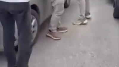 Mudanya ilçesinde bulunan bir okulun önünde servis şoförleri arasında yaşanan
