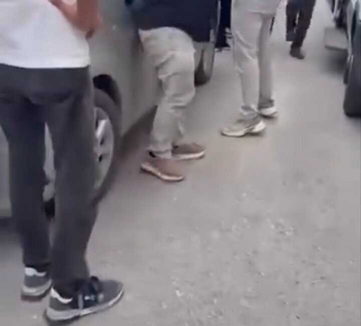 Mudanya ilçesinde bulunan bir okulun önünde servis şoförleri arasında yaşanan