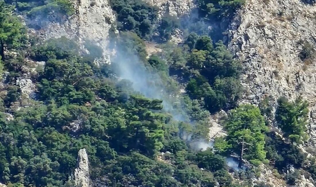 Muğla’nın Ula ilçesine bağlı Sakar mevkiinde, makilik alanda yangın çıktı