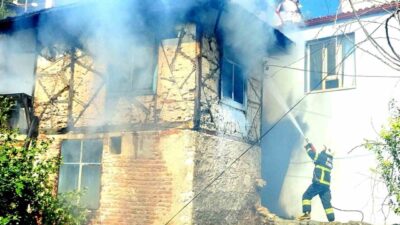 Muğla’nın Menteşe ilçesindeki bir metruk binada meydana gelen yangın, itfaiye