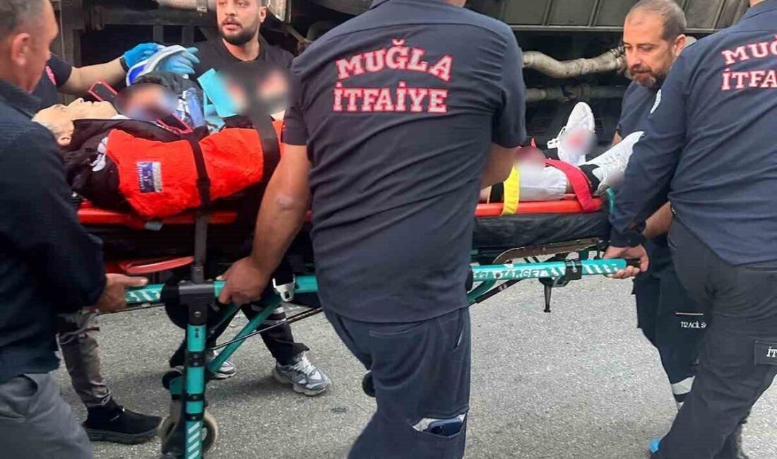 Muğla’nın Marmaris ilçesinde, otel personelini taşıyan bir servis minibüsünün virajı