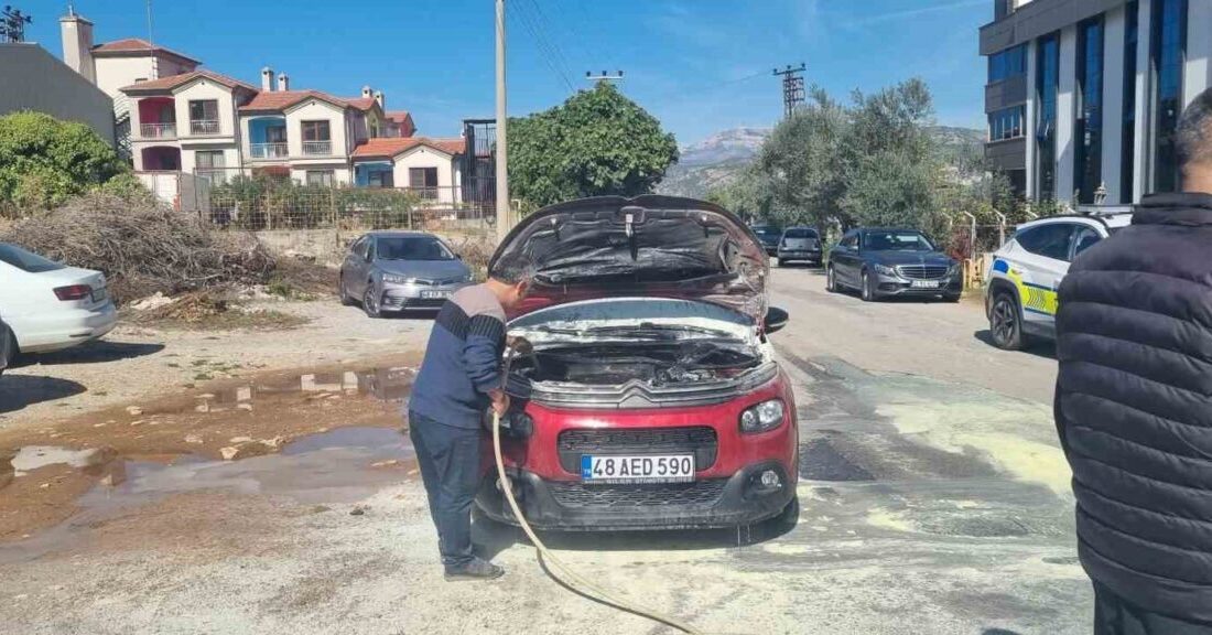 Muğla Menteşe ilçesinde seyir halindeki bir otomobilde çıkan yangın, çevredeki