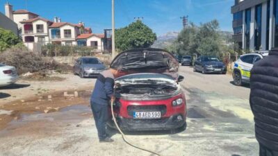 Muğla Menteşe ilçesinde seyir halindeki bir otomobilde çıkan yangın, çevredeki