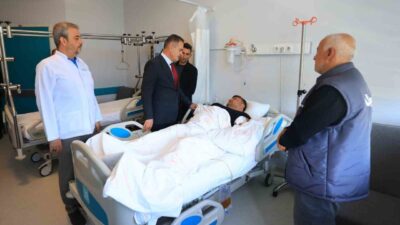 Muğla Valisi Dr. İdris Akbıyık, trafik kazası sonucu yaralanan Menteşe