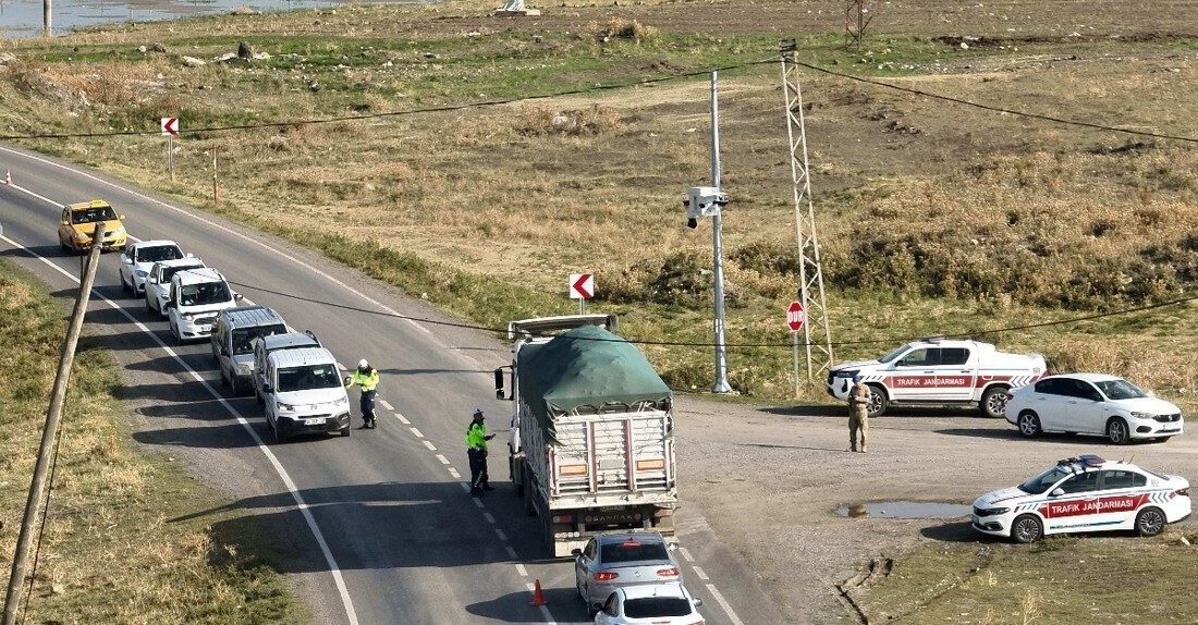 Malazgirt ilçesinde Jandarma ekipleri, Muş-Ağrı kara yolunda drone destekli trafik