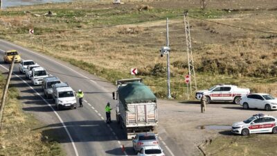 Malazgirt ilçesinde Jandarma ekipleri, Muş-Ağrı kara yolunda drone destekli trafik