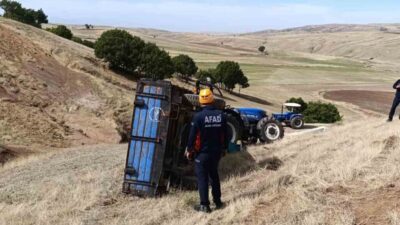 Muş’un Korkut ilçesinde traktör devrilmesi sonucu sürücü ağır yaralandı. Kaza,