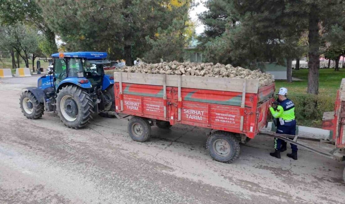 Muş’ta jandarma ekipleri, Şeker Fabrikası’nda bulunan tarım araçlarını denetleyerek sürücülere