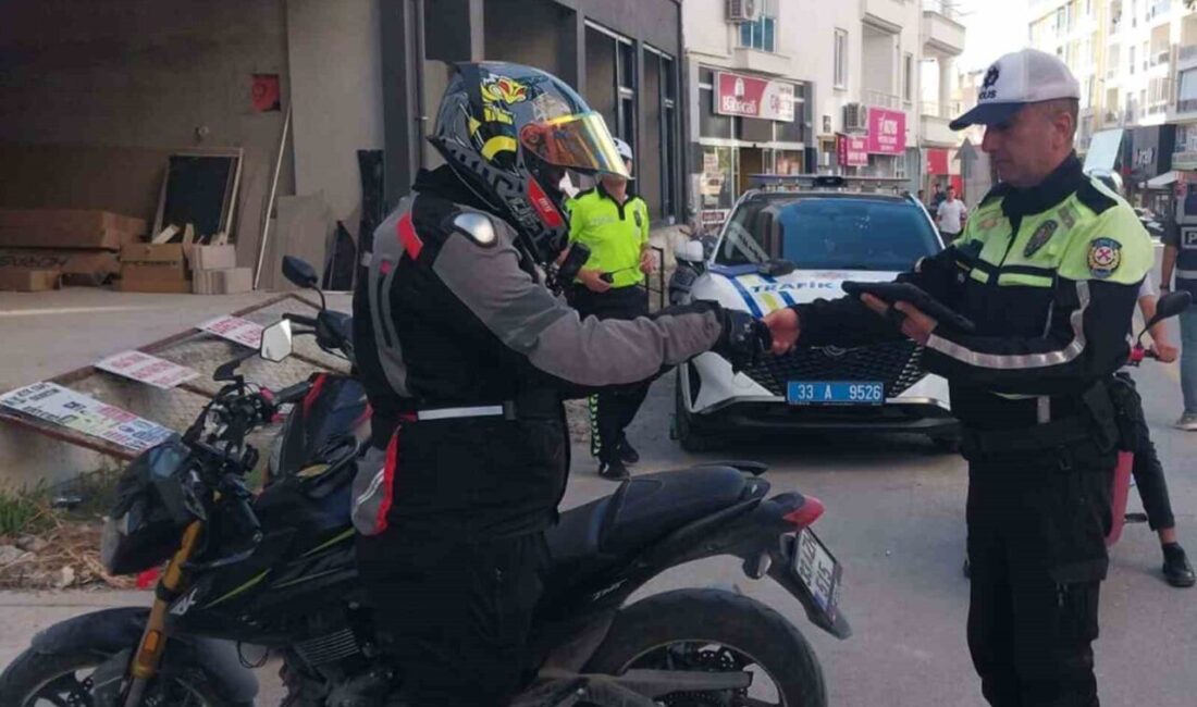 Mut ilçesinde, şehir merkezinde trafiği tehlikeye atan ve araçlarıyla gösteri