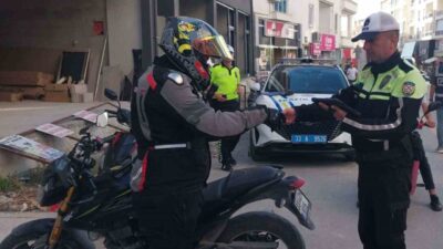 Mut ilçesinde, şehir merkezinde trafiği tehlikeye atan ve araçlarıyla gösteri