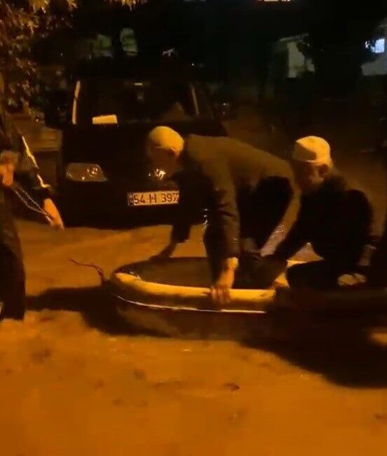 Sakarya’nın Akyazı ilçesinde meydana gelen şiddetli yağmur sonrasında dereler taştı