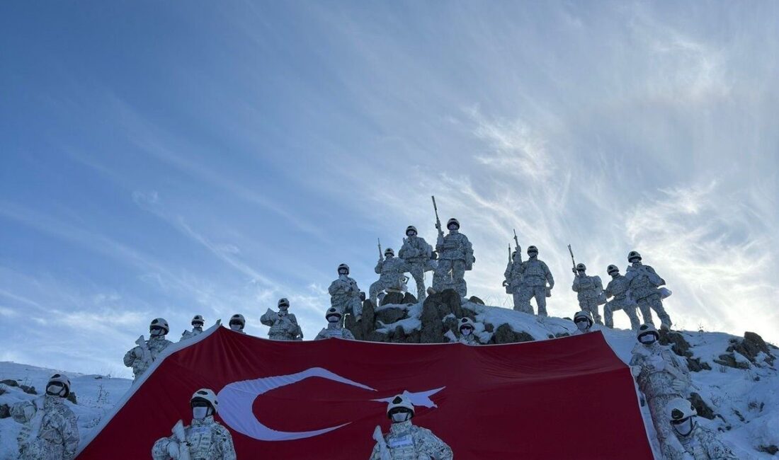 NATO, Türk komandoların fotoğrafını paylaşarak, 29 Ekim Cumhuriyet Bayramı’nı kutladı.