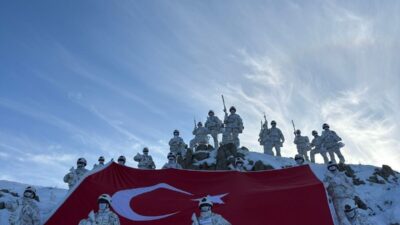 NATO, Türk komandoların fotoğrafını paylaşarak, 29 Ekim Cumhuriyet Bayramı’nı kutladı.