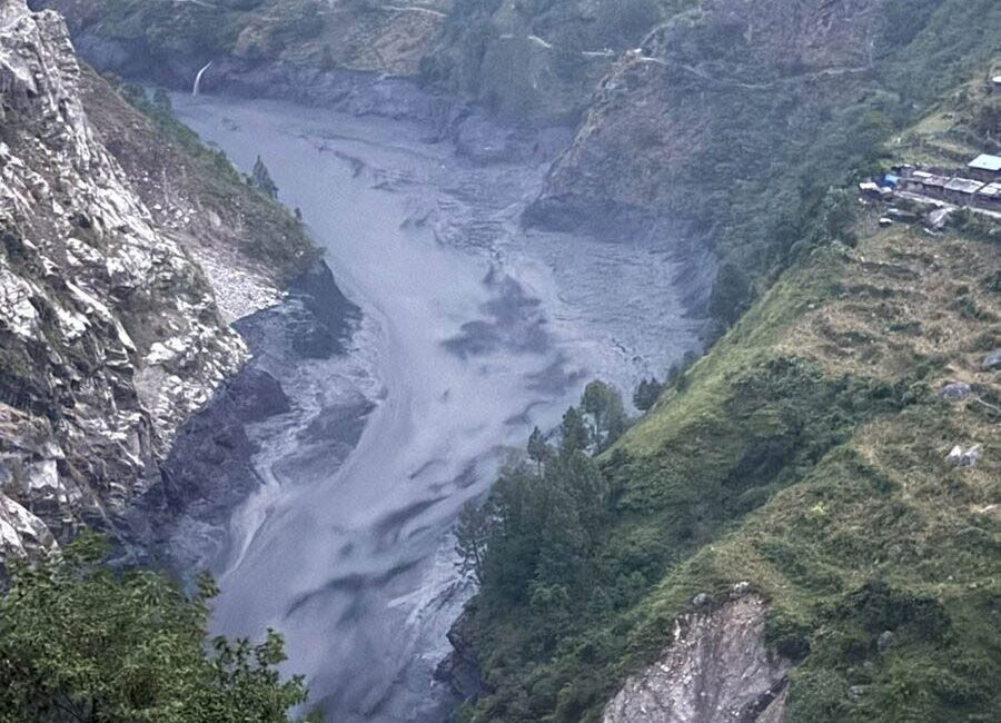 Nepal’in Gorkha bölgesinde meydana gelen sel sonucunda 100’den fazla yabancı