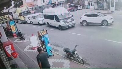 Nevşehir’de meydana gelen zincirleme trafik kazası, bir tır sürücüsünün önünde